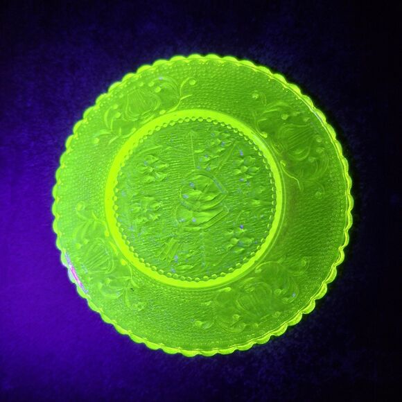 Vintage 3.5" Cup Plate Coaster Green Uranium Glass Double Hearts & Harps Glows! - Picture 4 of 4